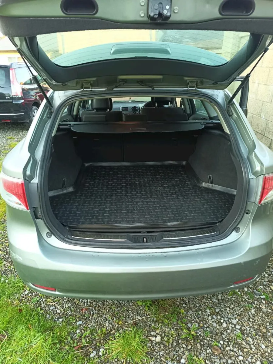 Toyota Avensis Aura 2.0 - Image 4