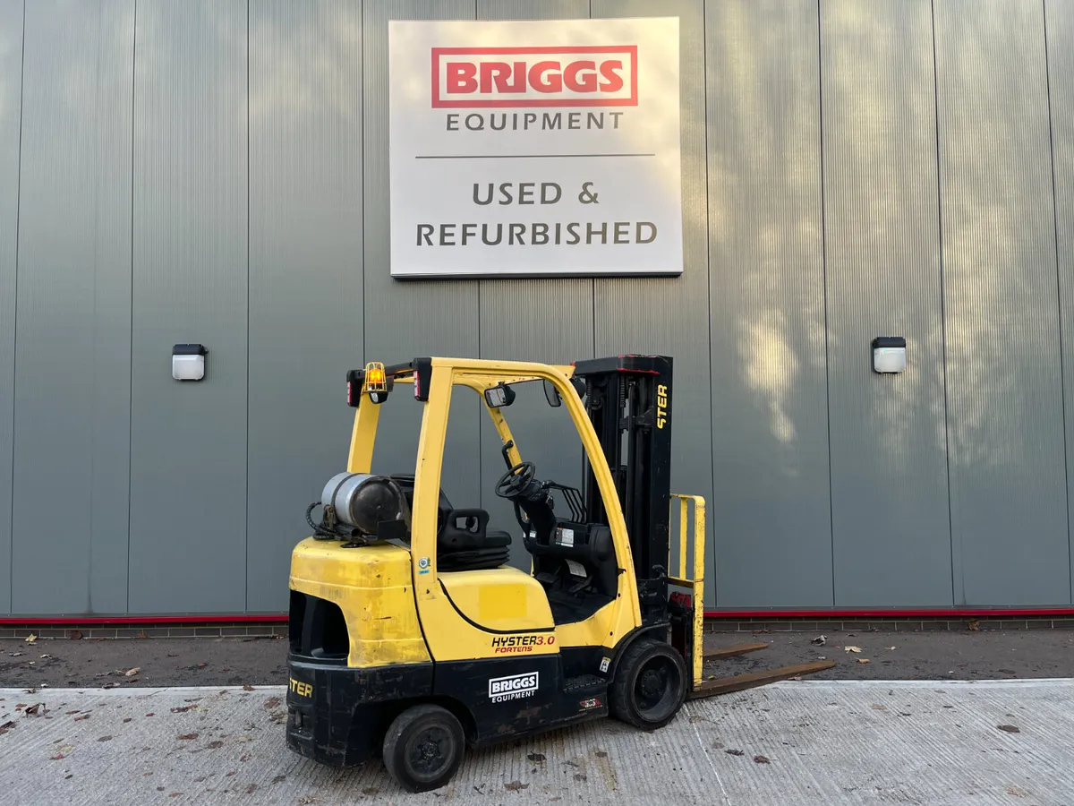 [1] 2017 Hyster S3.0FT Forklift (RES:10414) - Image 4