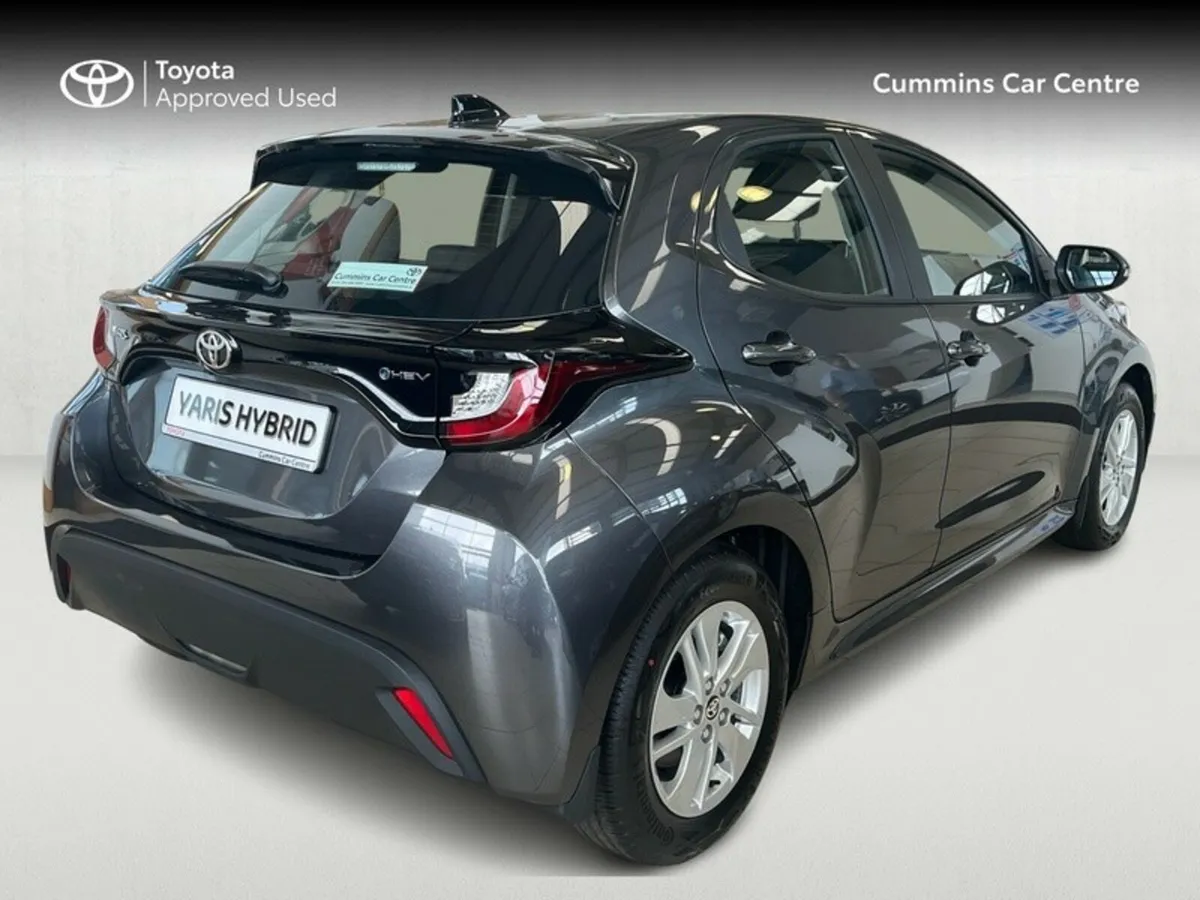 Toyota Yaris YARIS HYBRID 1.5 LUNA - Image 2