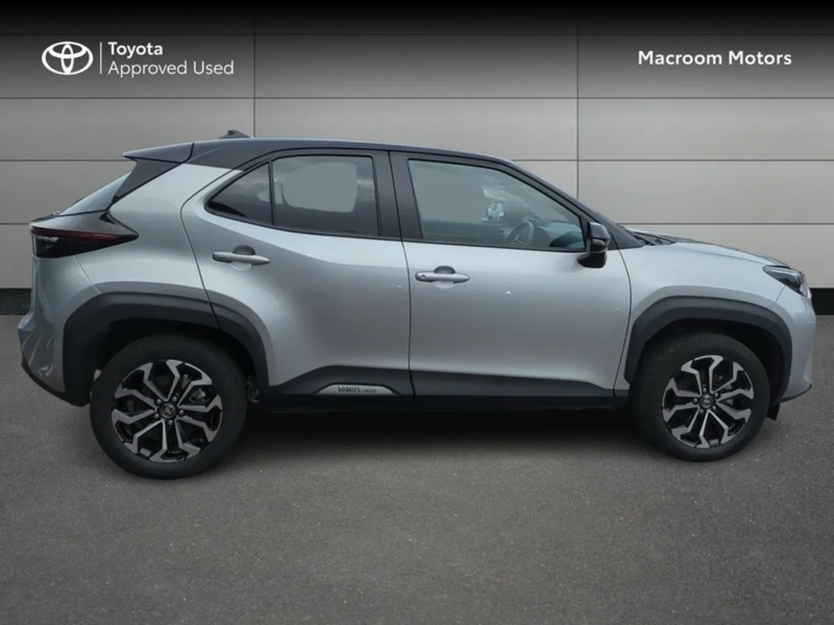 Toyota Yaris BLACK FRIDAY SALE! CROSS LUNA SPORT 4 - Image 3