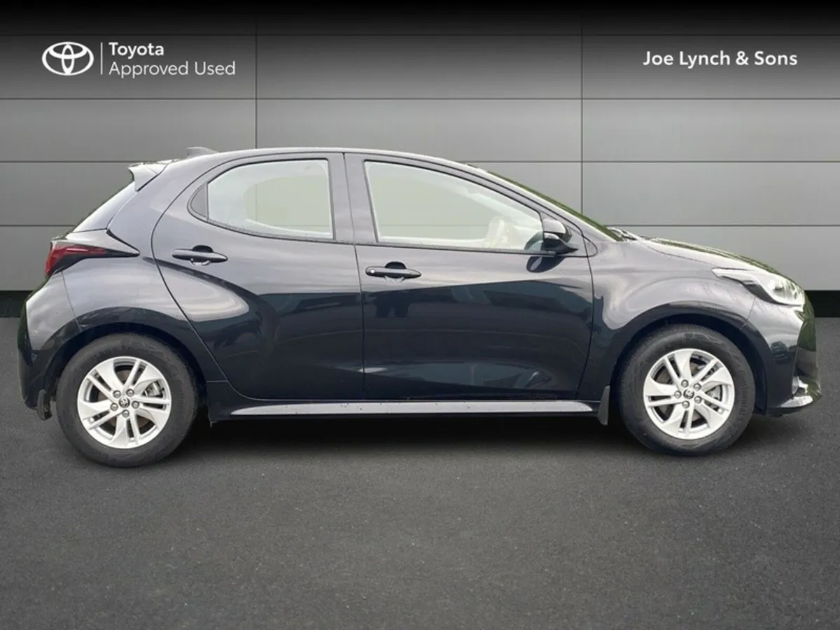 Toyota Yaris YARIS HYBRID 1.5 LUNA - Image 3