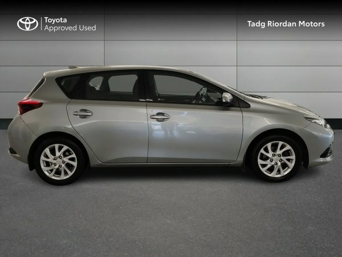 Toyota Auris 1.4 D4D AURA 5DR - Image 3