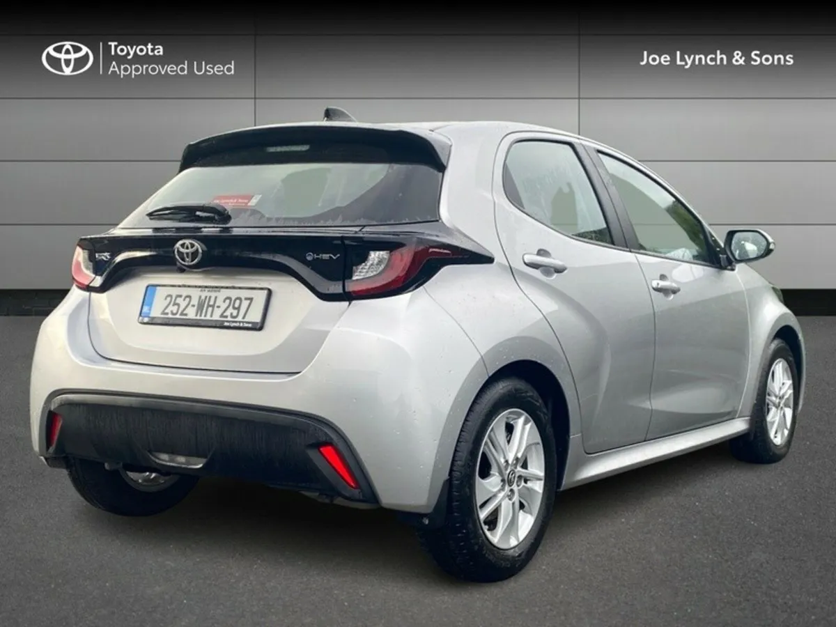 Toyota Yaris YARIS HYBRID 1.5 LUNA - Image 2