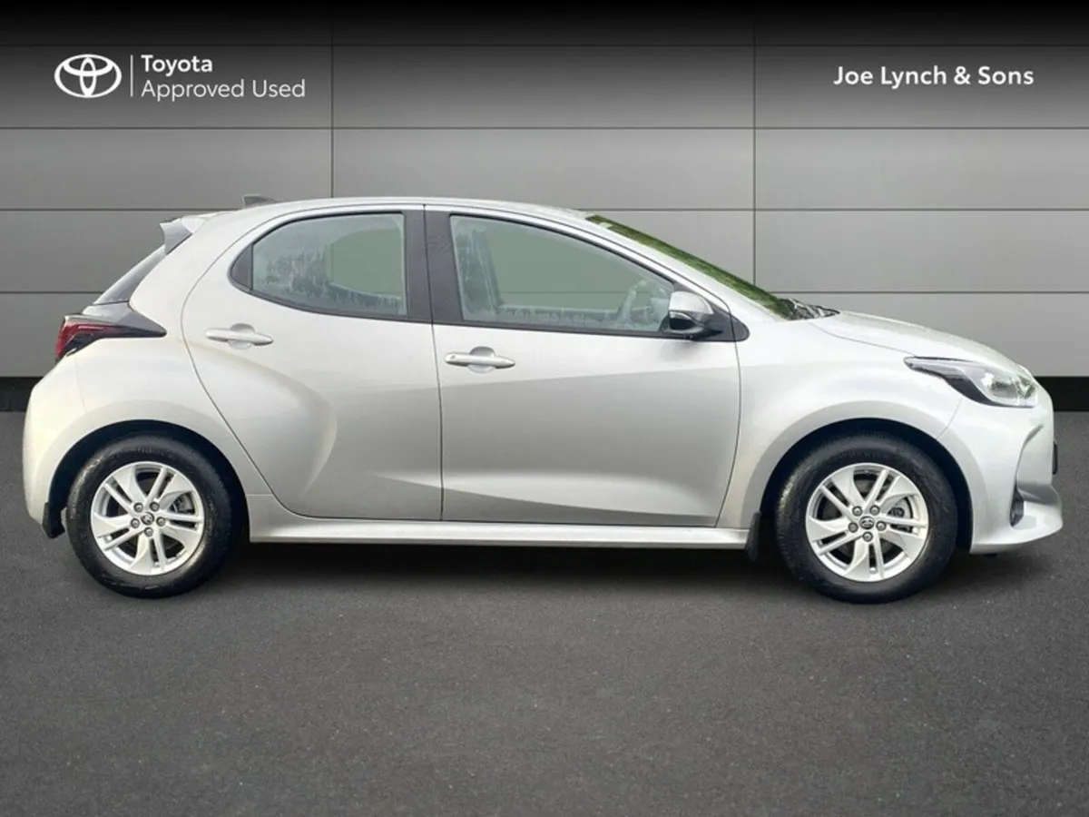 Toyota Yaris YARIS HYBRID 1.5 LUNA - Image 3