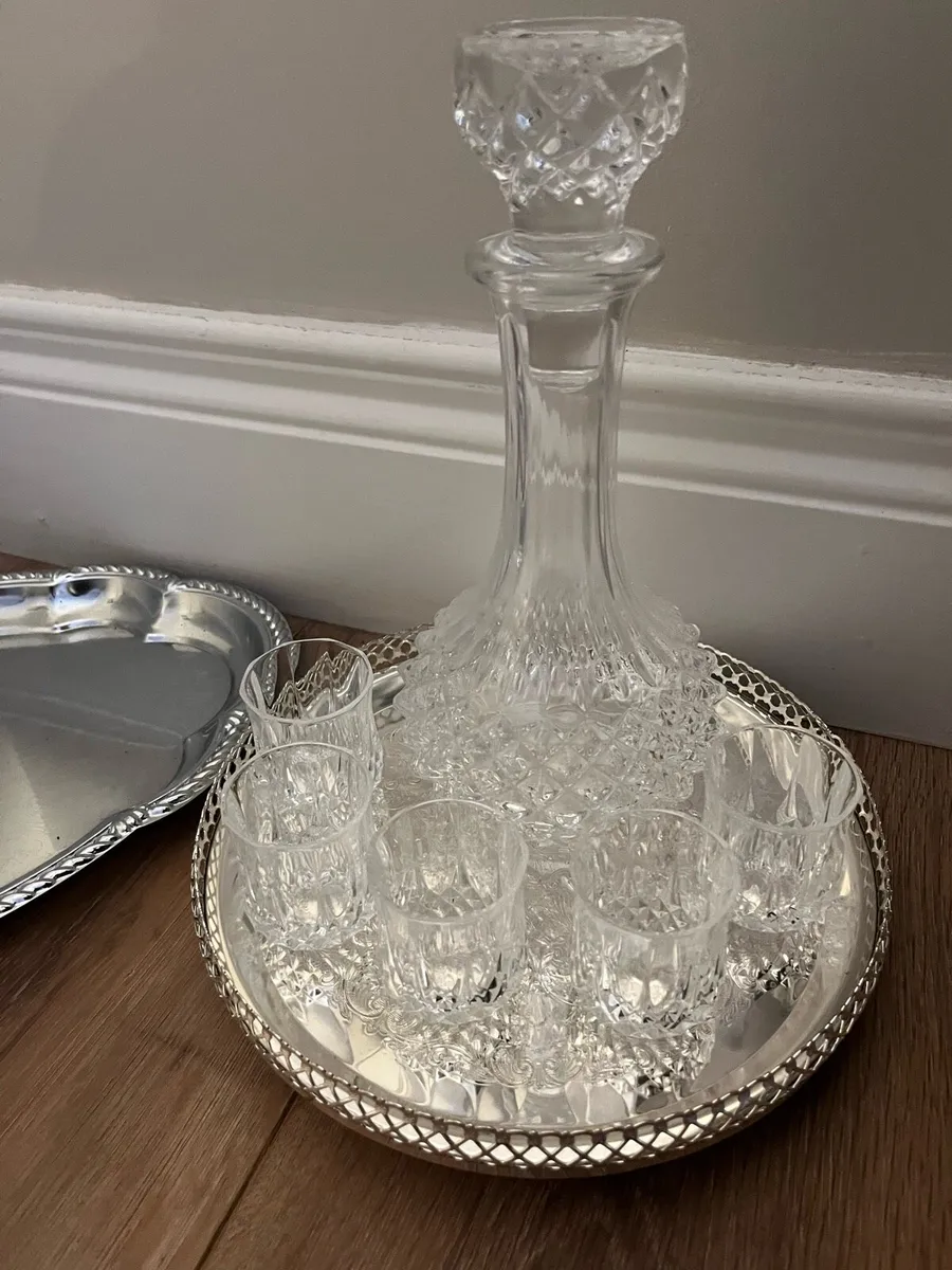 Decanter, stopper, mini glasses & trays - Image 1