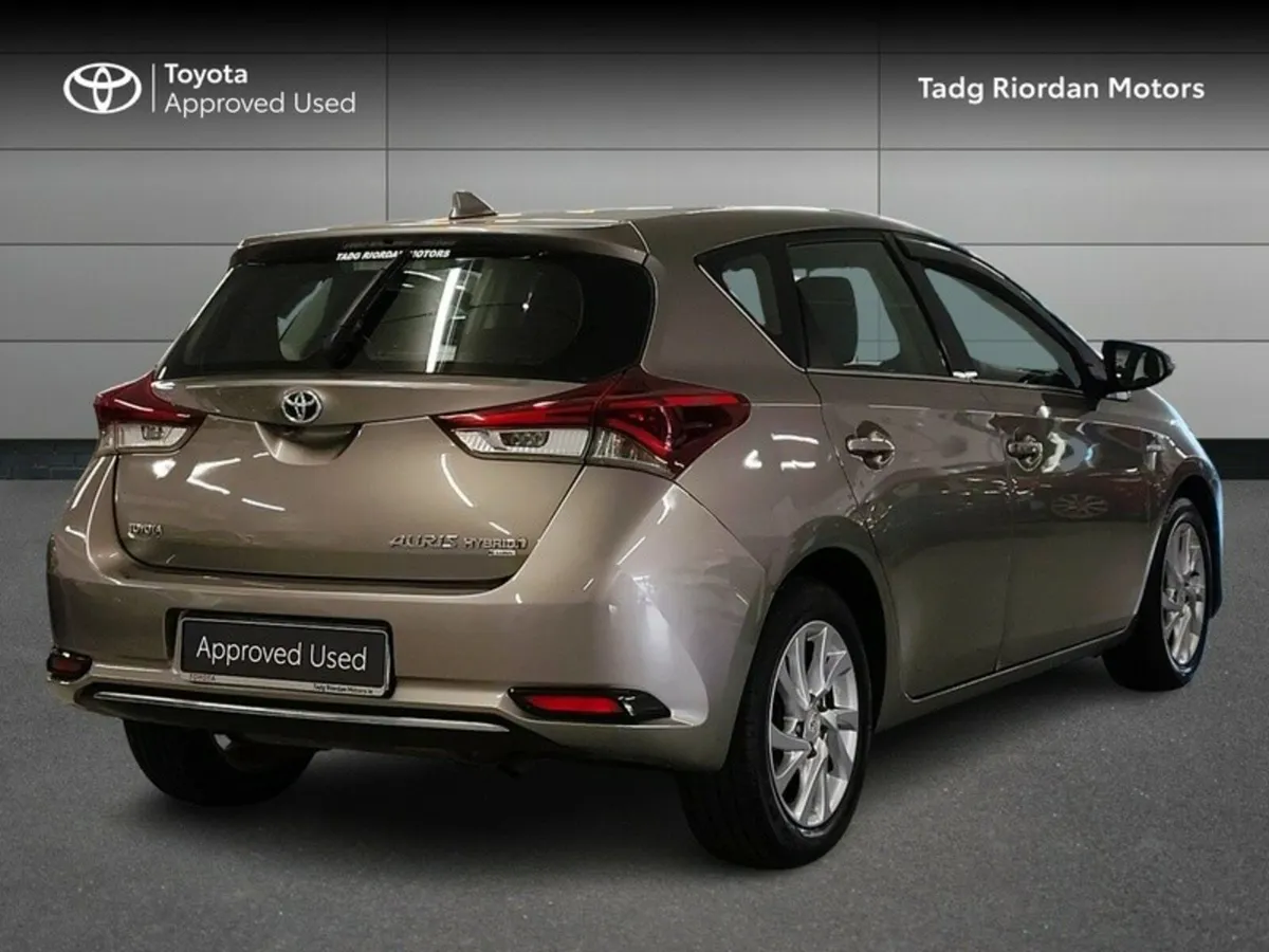 Toyota Auris 1.8 HYBRID LUNA 4DR AUTO - Image 2