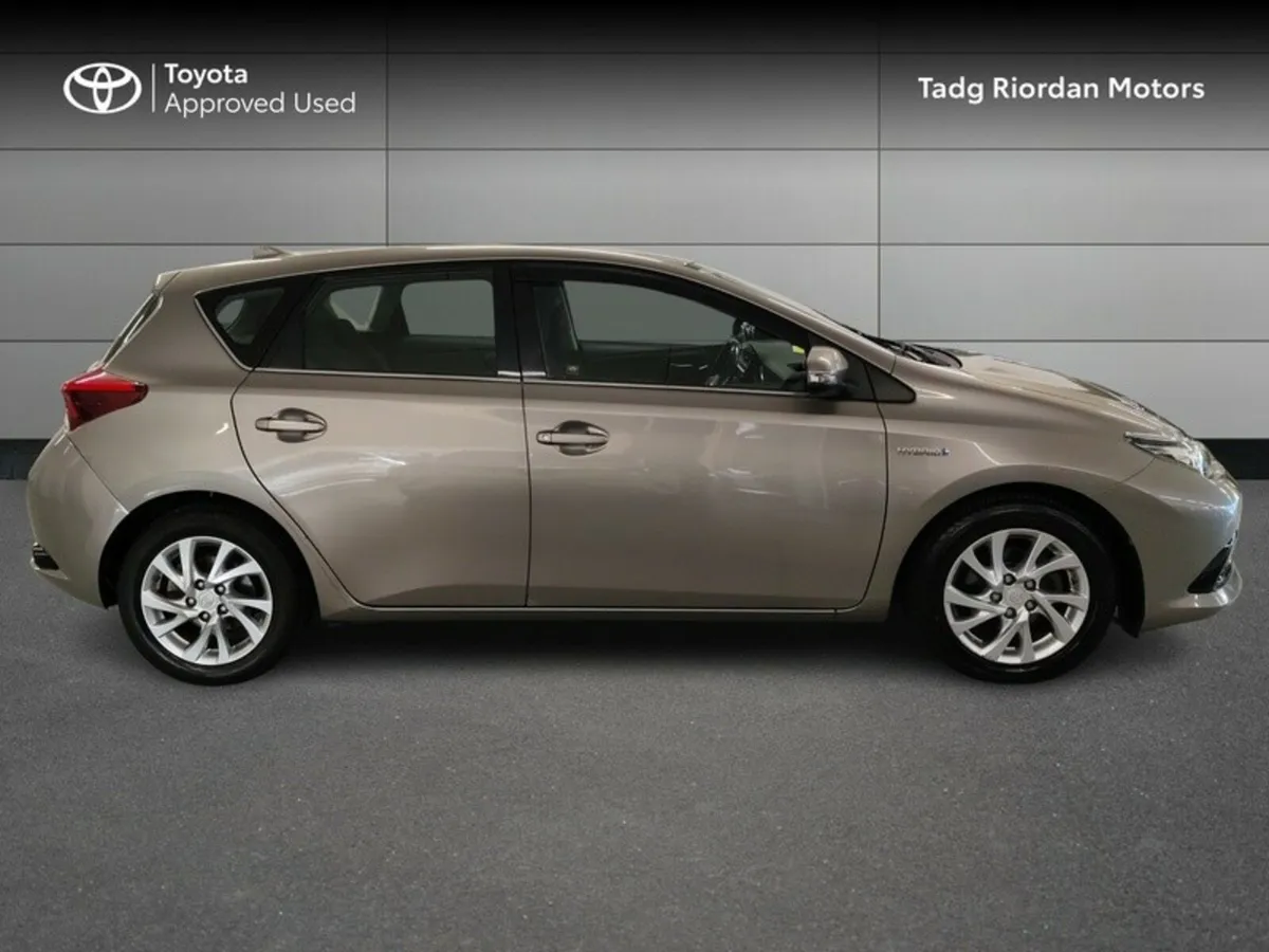Toyota Auris 1.8 HYBRID LUNA 4DR AUTO - Image 3