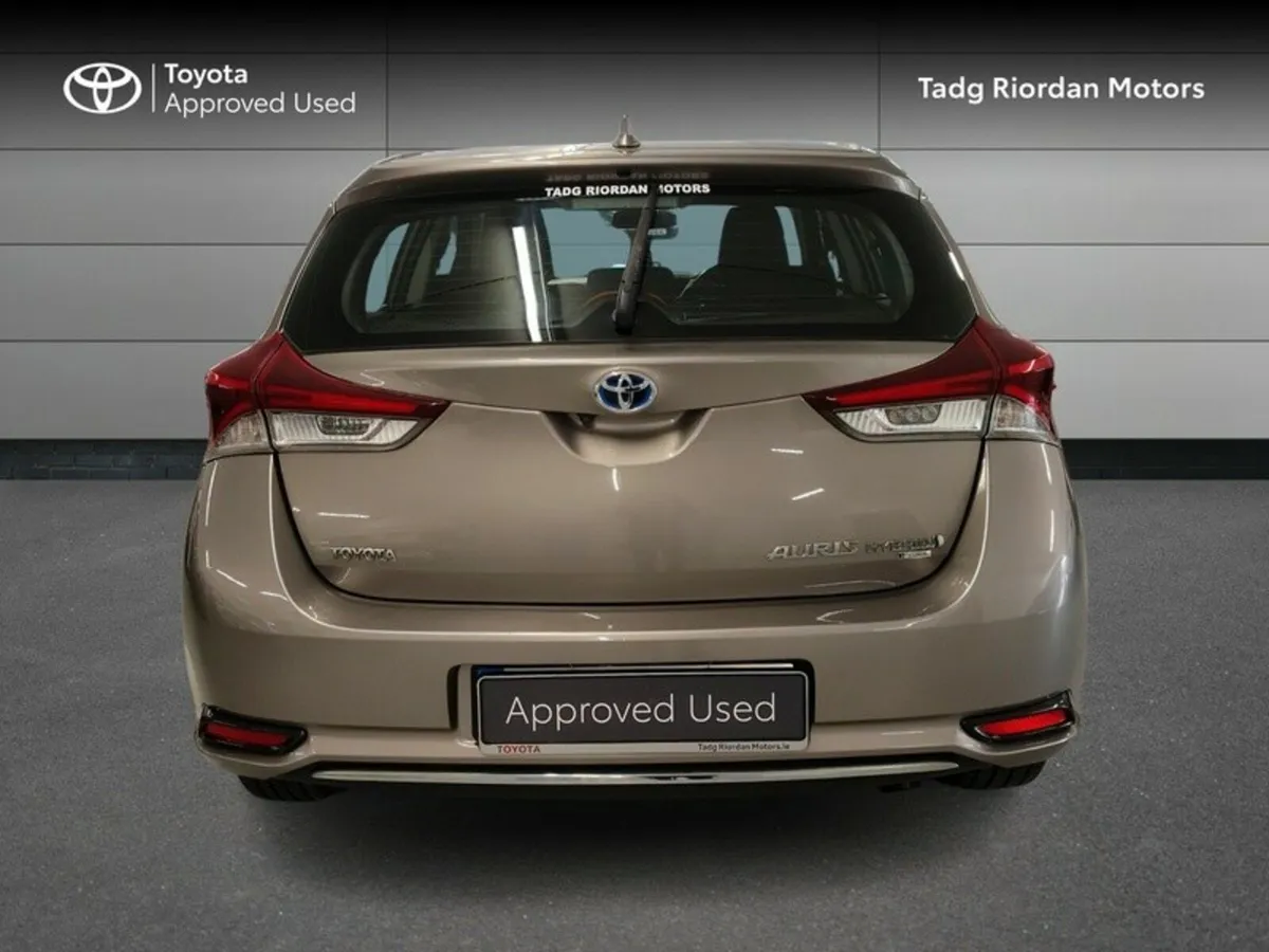 Toyota Auris 1.8 HYBRID LUNA 4DR AUTO - Image 4