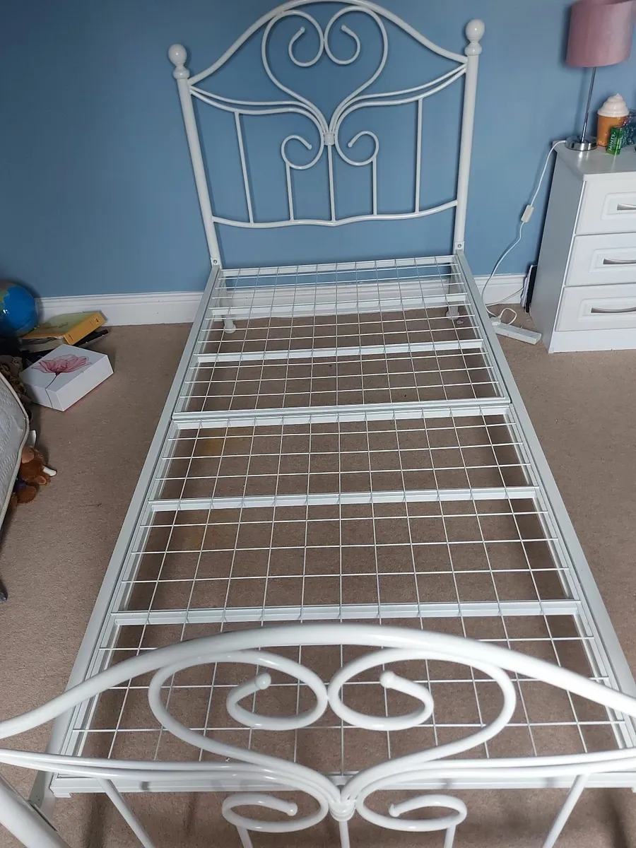 Metal  bed frame - Image 2