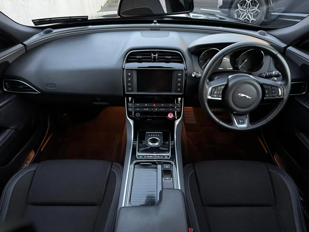 JAGUAR XE 2.0 D R-SPORT 4DR AUTO // LOW KMS - Image 2