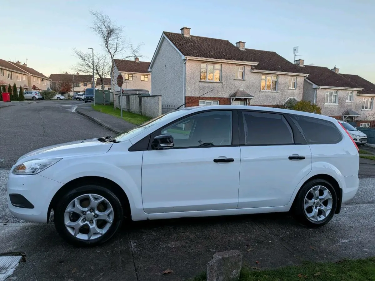 2010 Ford focus - Image 2