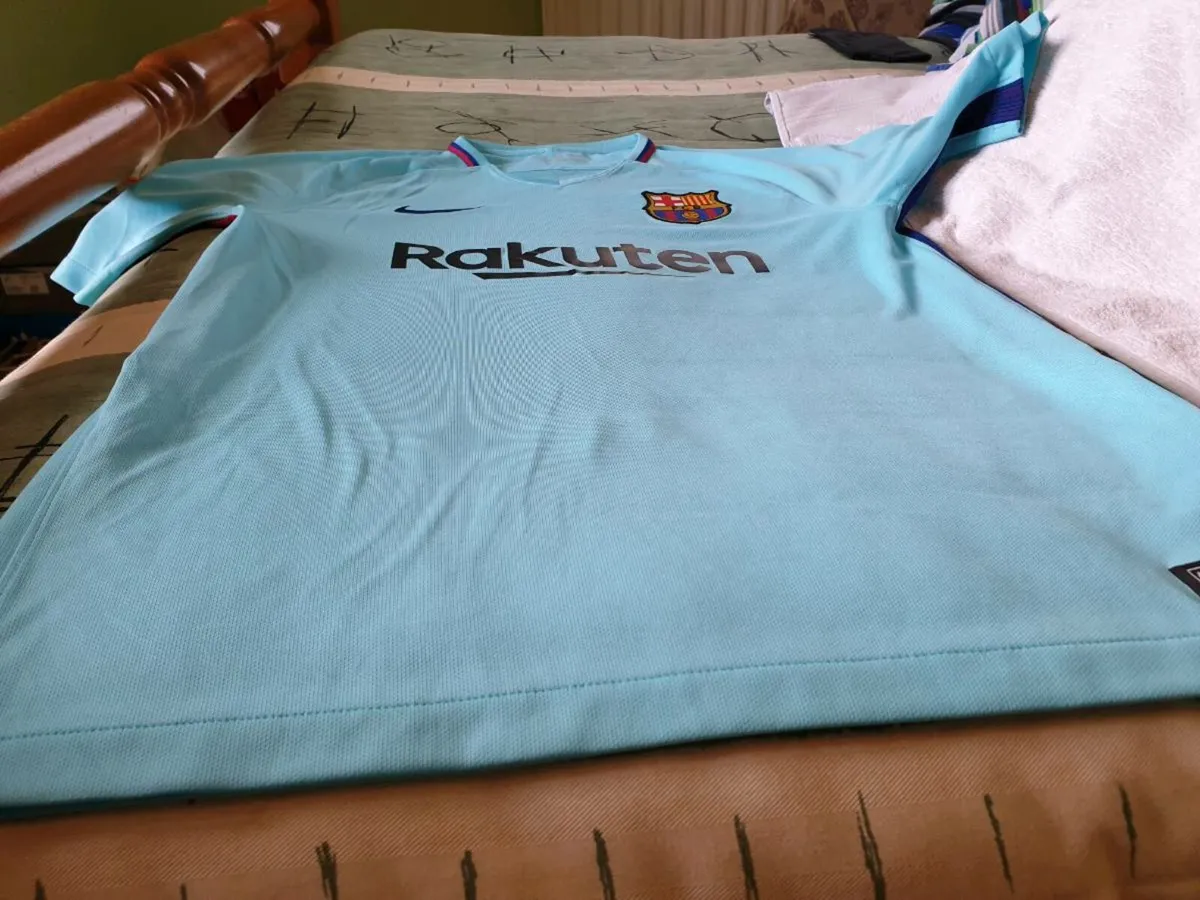 Barcelona Football Club Away Jersey 2017 to 2018 M - Image 4