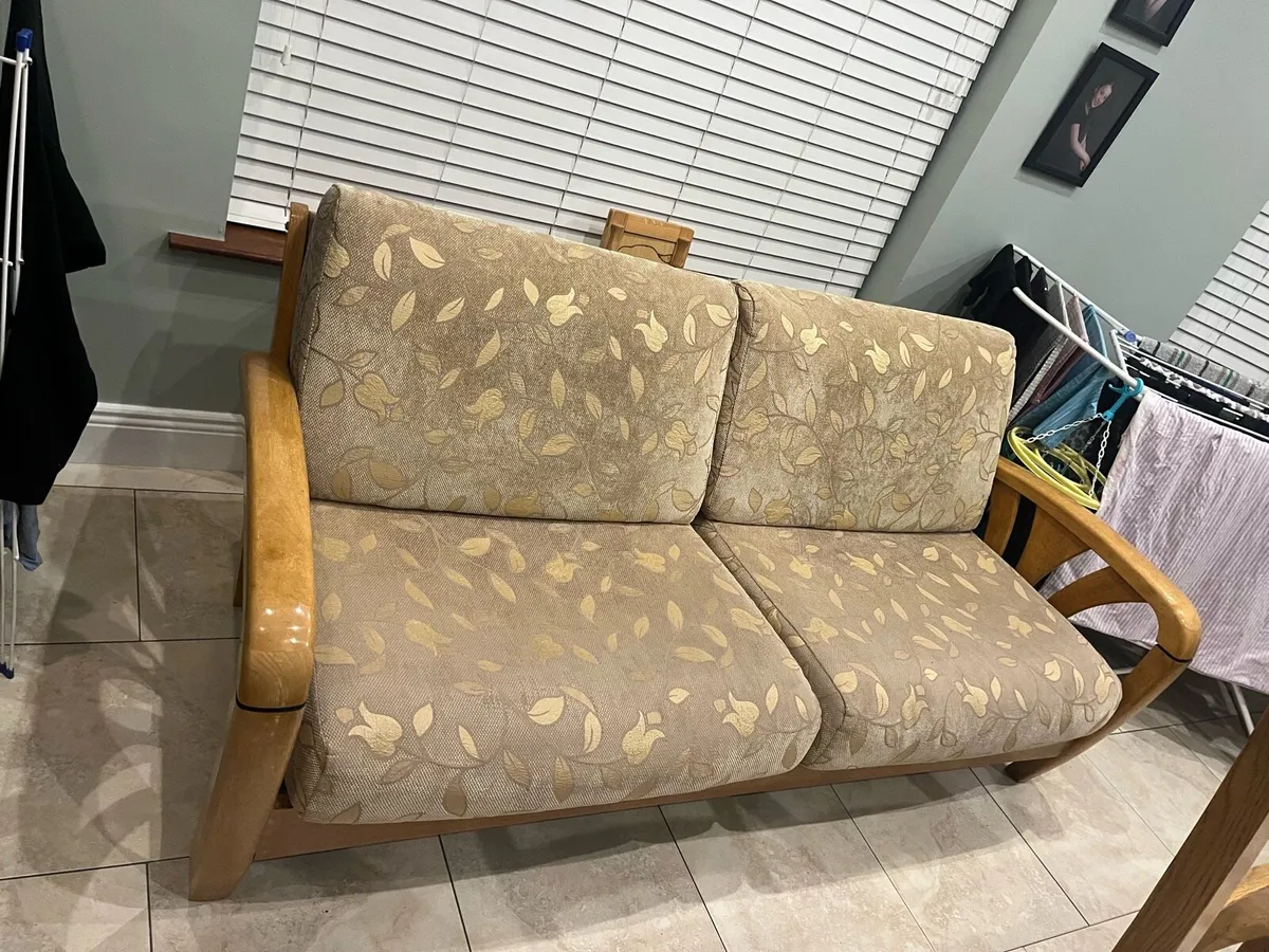 3 seater couch with 2 arm chairs - Image 1