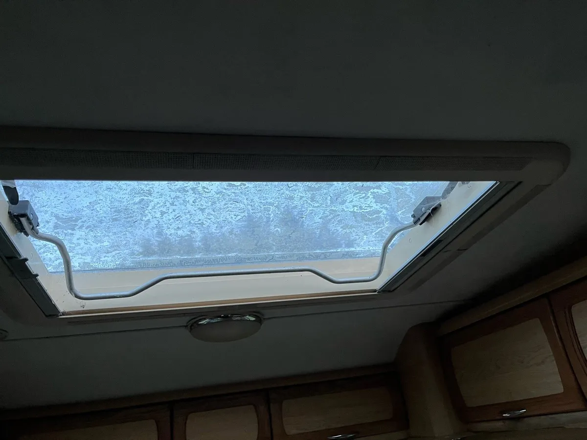 Caravan parts and windows - Image 4