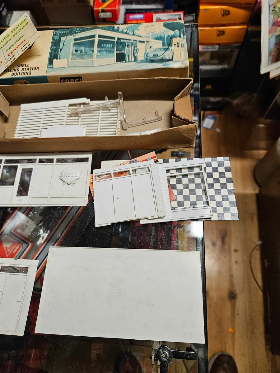 Vintage Corgi Shell Filling Station - Image 1