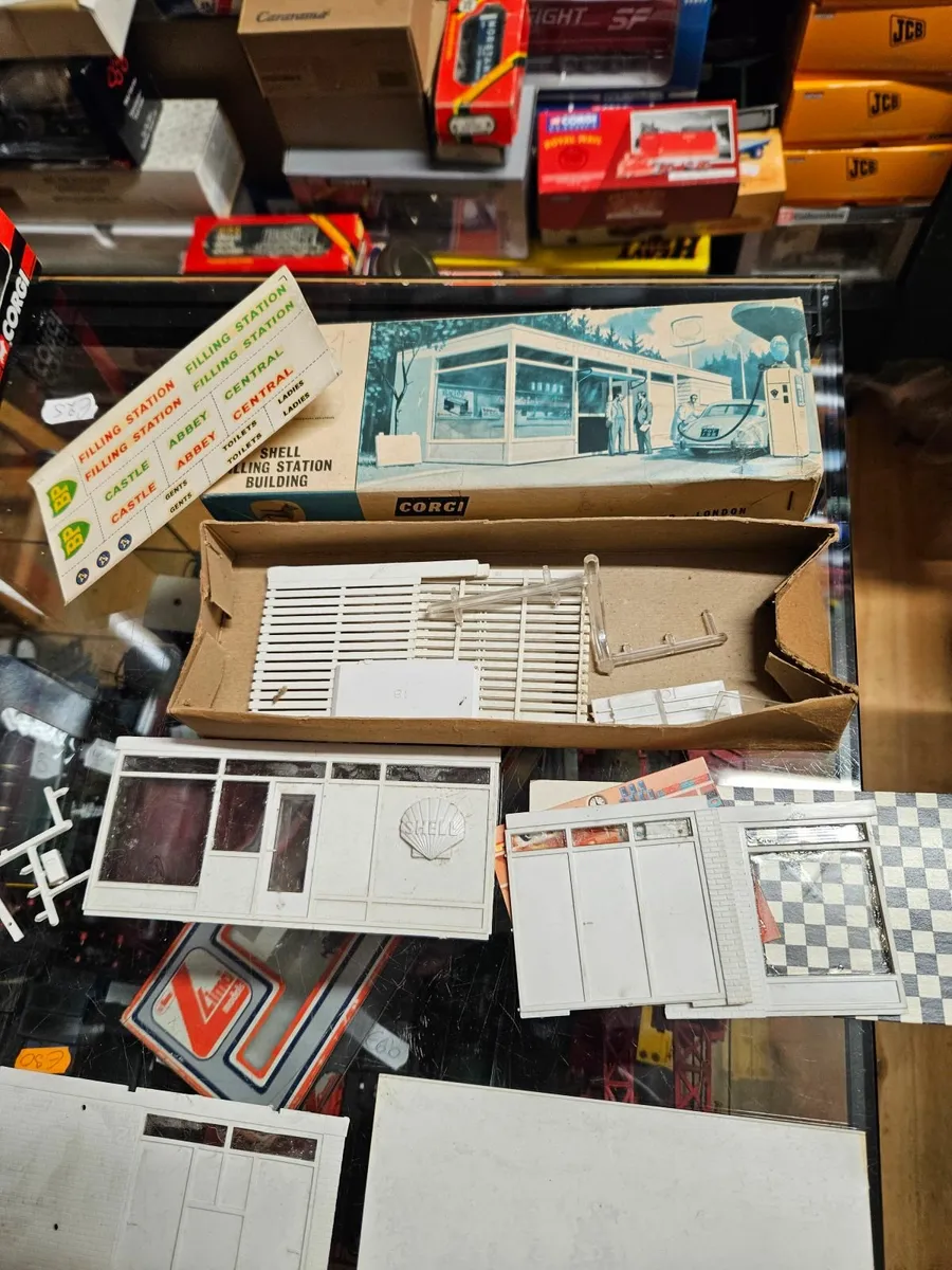 Vintage Corgi Shell Filling Station - Image 2