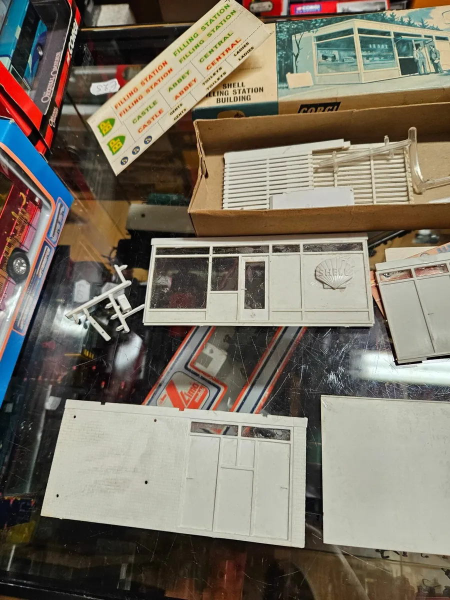 Vintage Corgi Shell Filling Station - Image 3