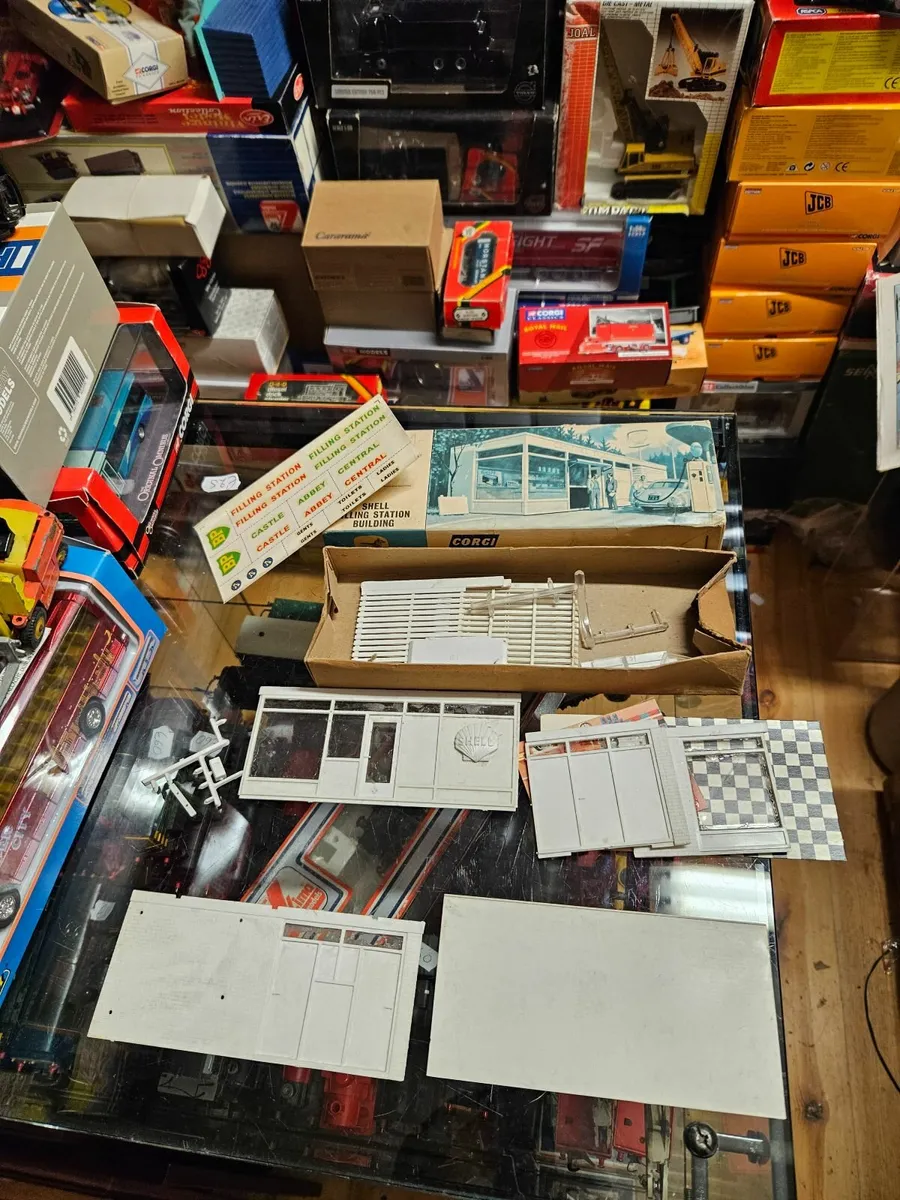 Vintage Corgi Shell Filling Station - Image 4