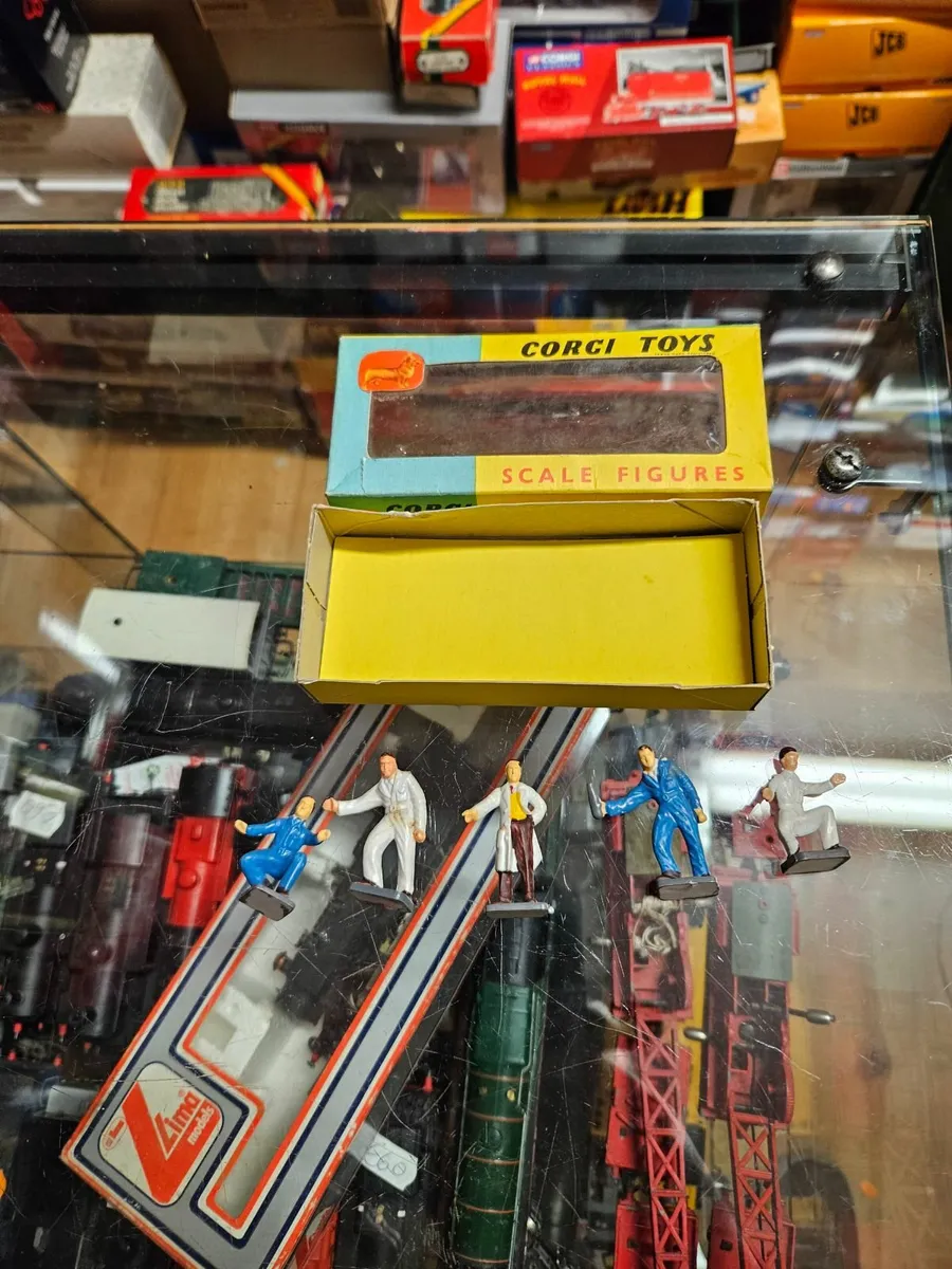 Vintage Corgi Silverstone Mechanics Pit Stop - Image 1