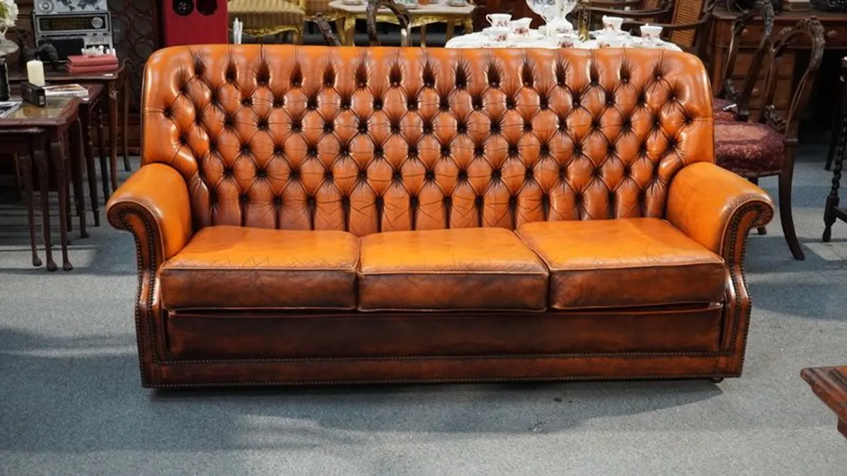 Vintage Chesterfield-Style Leather Suite - Image 3