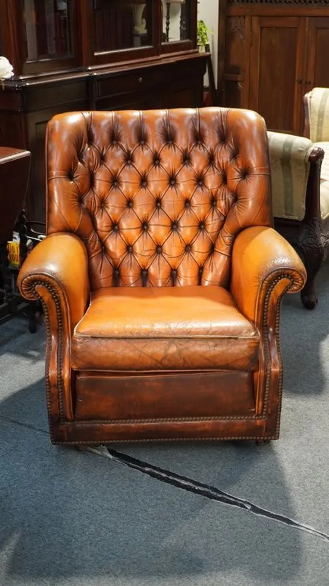 Vintage Chesterfield-Style Leather Suite - Image 4