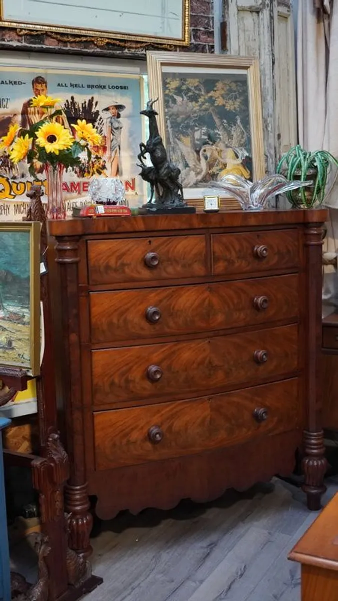 Original Victorian Bow-Front Chest of Drawers - Image 1