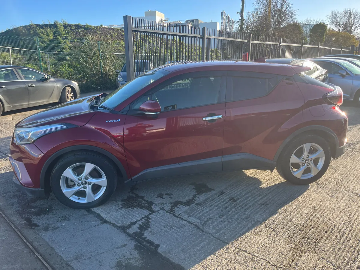 TOYOTA C-HR 2018, 1.8 HYBRID AUTO *JUST 12,000KM* - Image 4
