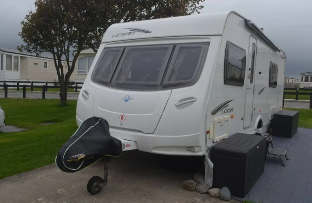 2013 Lunar 4/5 berth fixed bed & mover - Image 1
