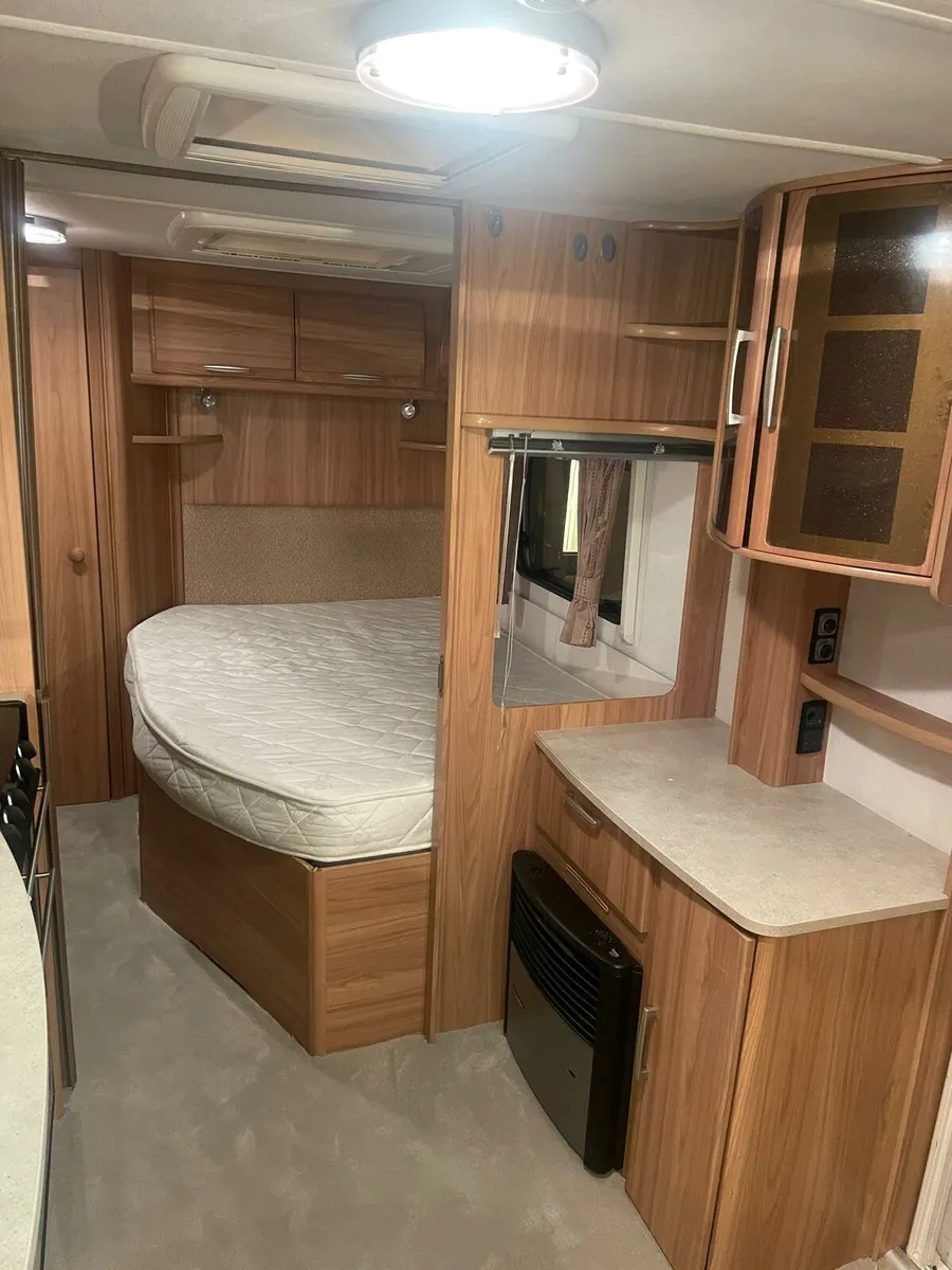 2013 Lunar 4/5 berth fixed bed & mover - Image 4
