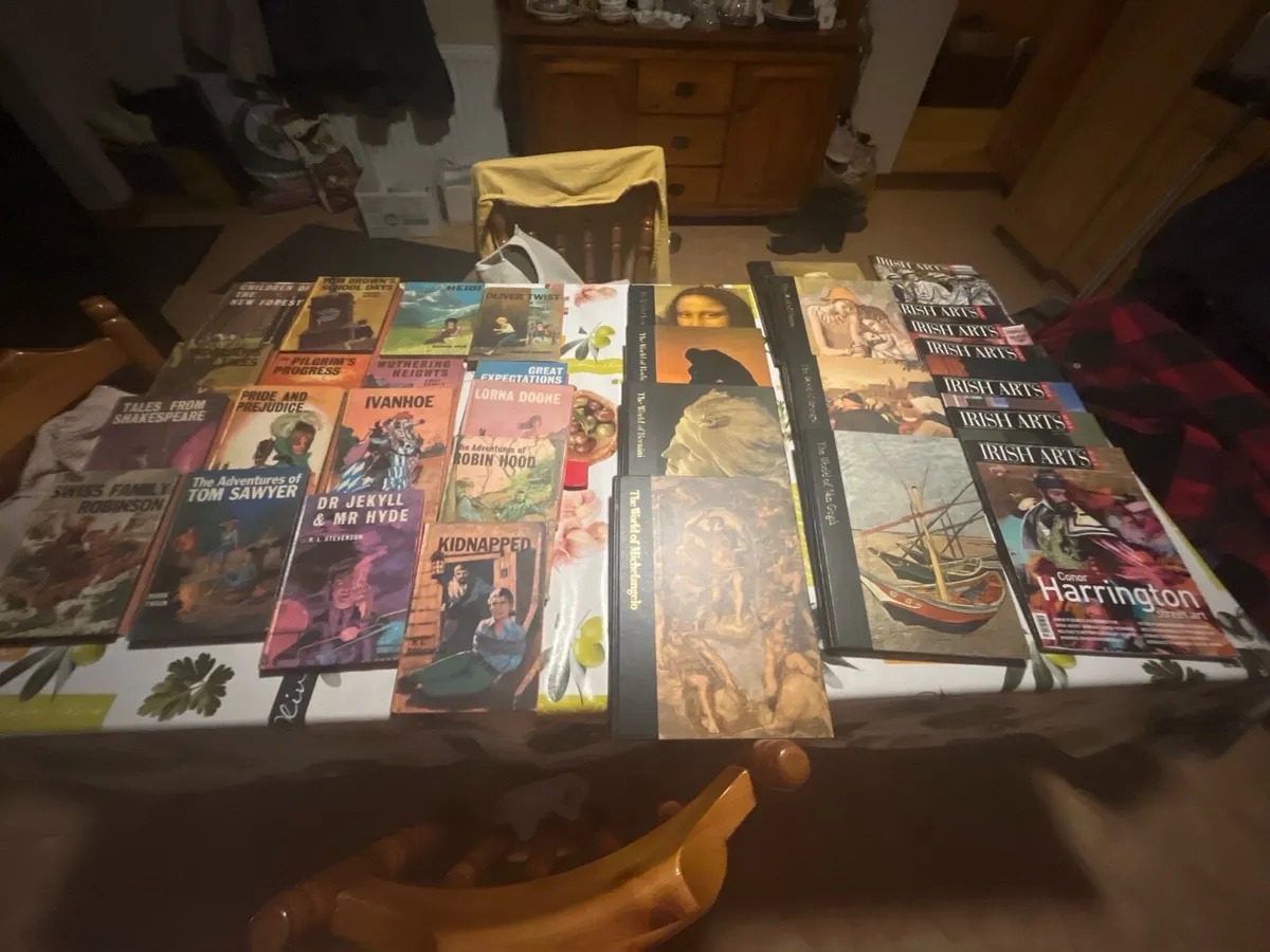 Selection of vintage books and magazines - Image 1