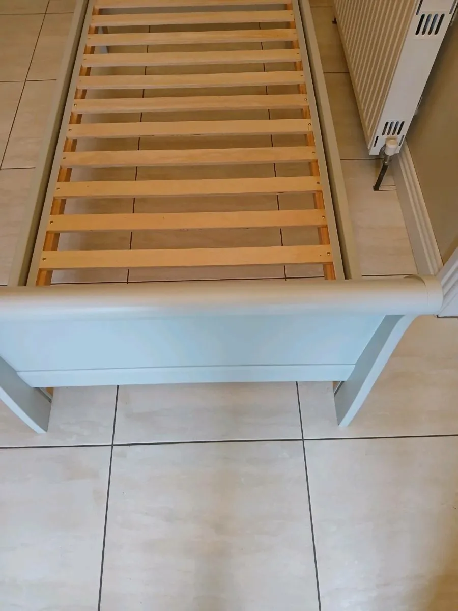 Mama's  & Papa's Mia cot bed + mattress. 140 x 70. - Image 2