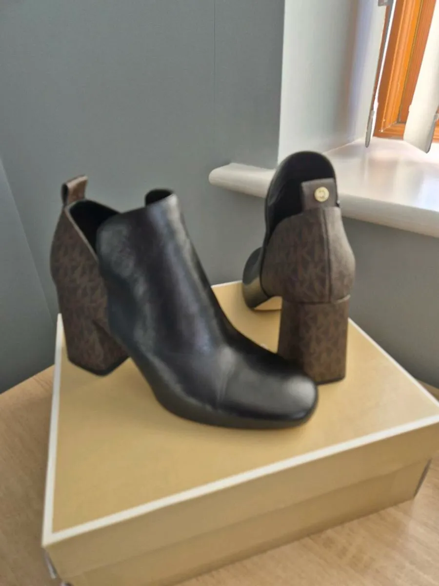 Ladies boots - Image 1