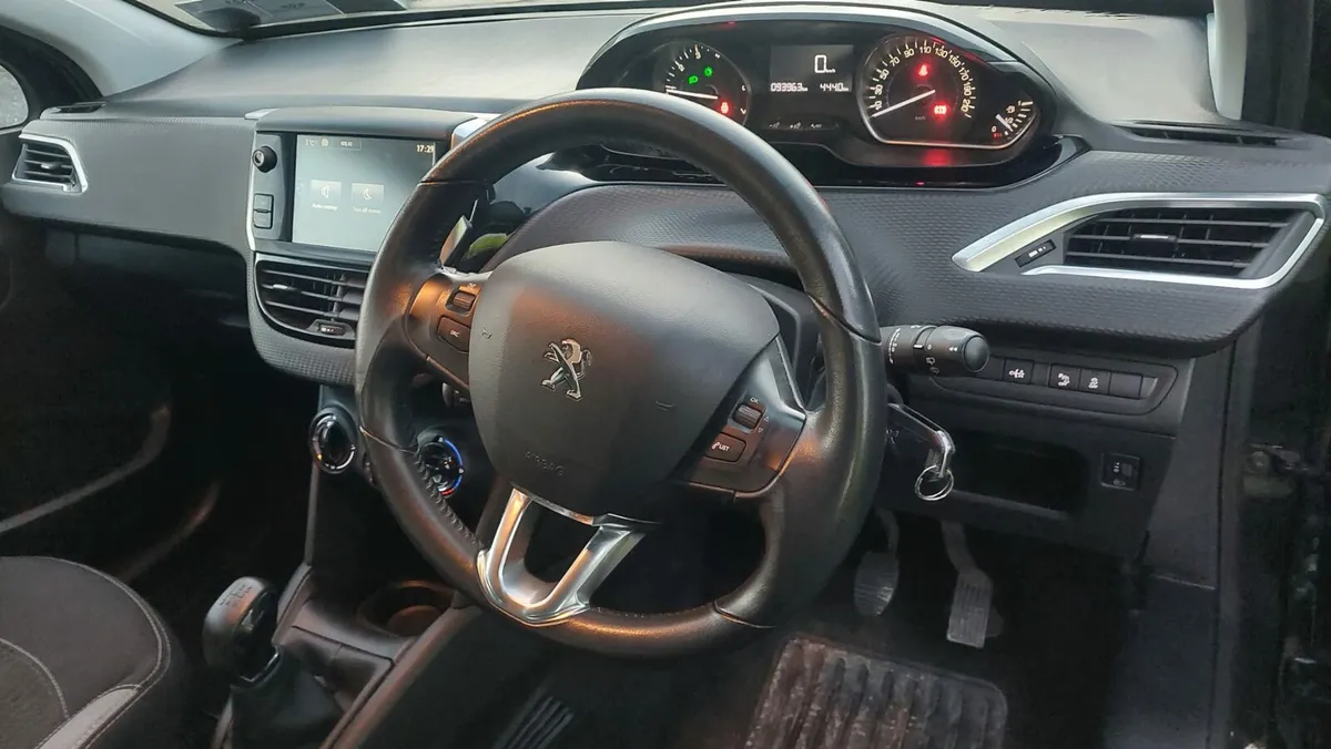 161 Peugeot 208 - Image 3