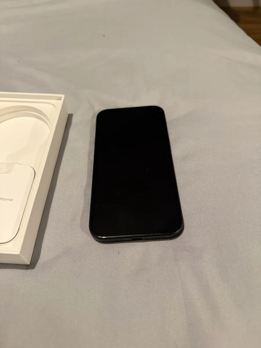 iPhone 15 - Image 4