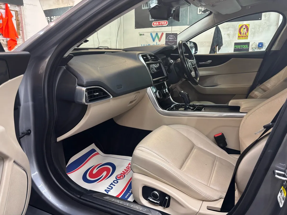 2020 Jaguar XE Chequered Flag - Image 4