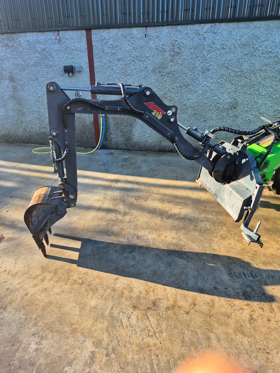 Avant loader backhoe digger - Image 1