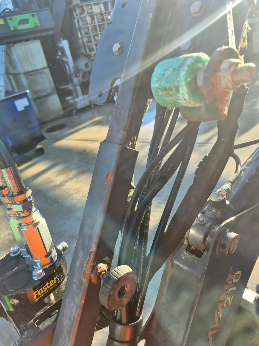 Avant loader backhoe digger - Image 4