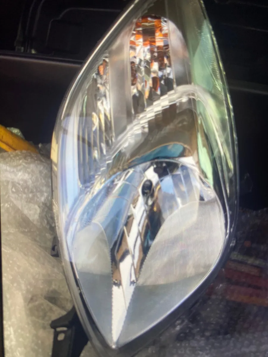 Toyota yaris NEW front left  HEADLIGHT 2009-2010 - Image 1