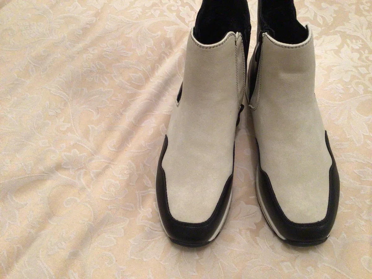 Ladies leather boots - Image 1