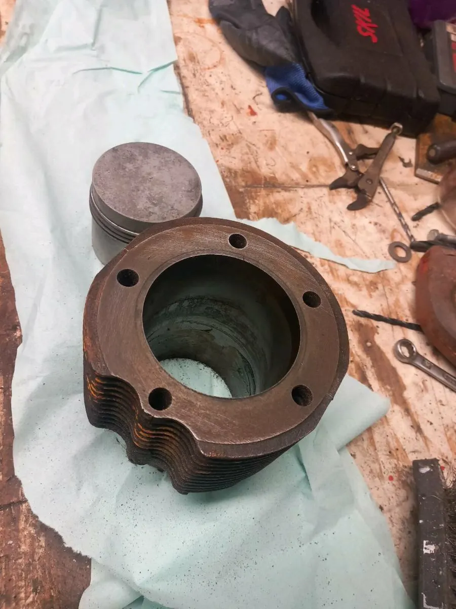 Lister petter piston and barrel - Image 1