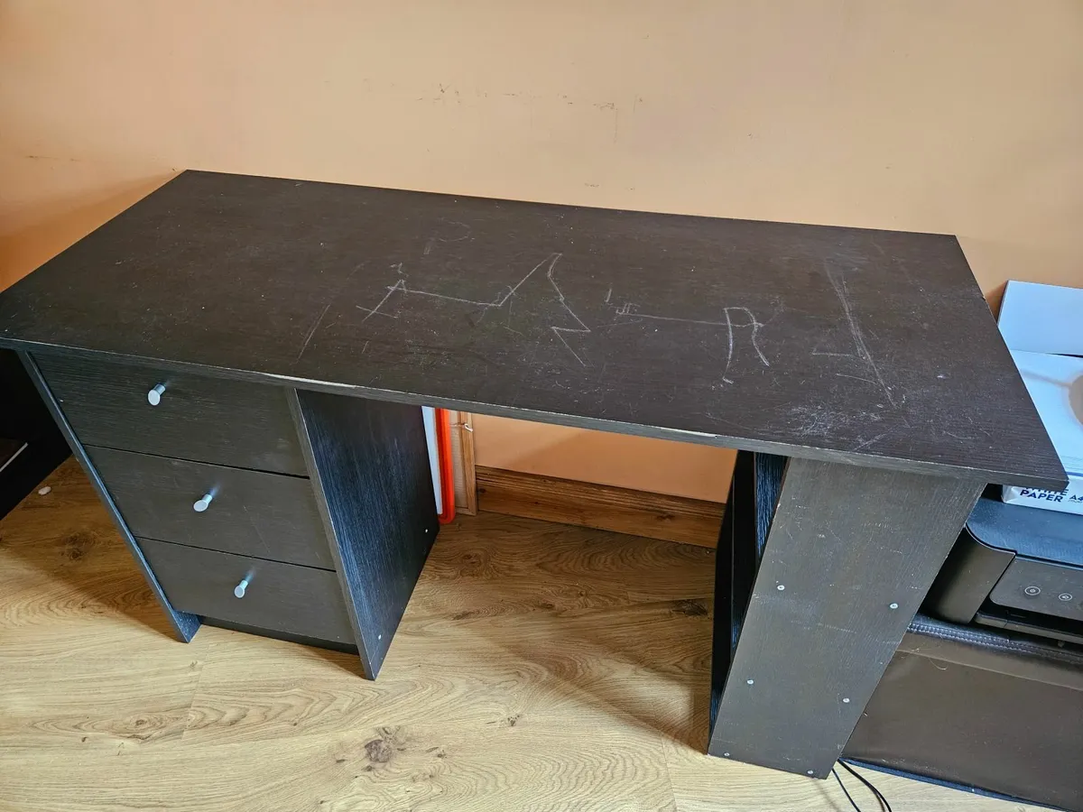 Student desk - Image 1