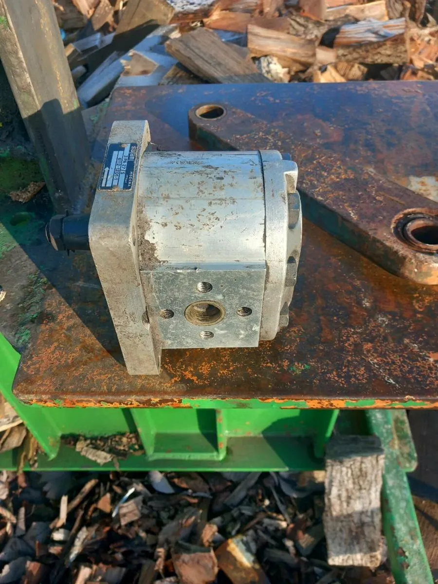 Hydraulic pump/ log  splitter - Image 3