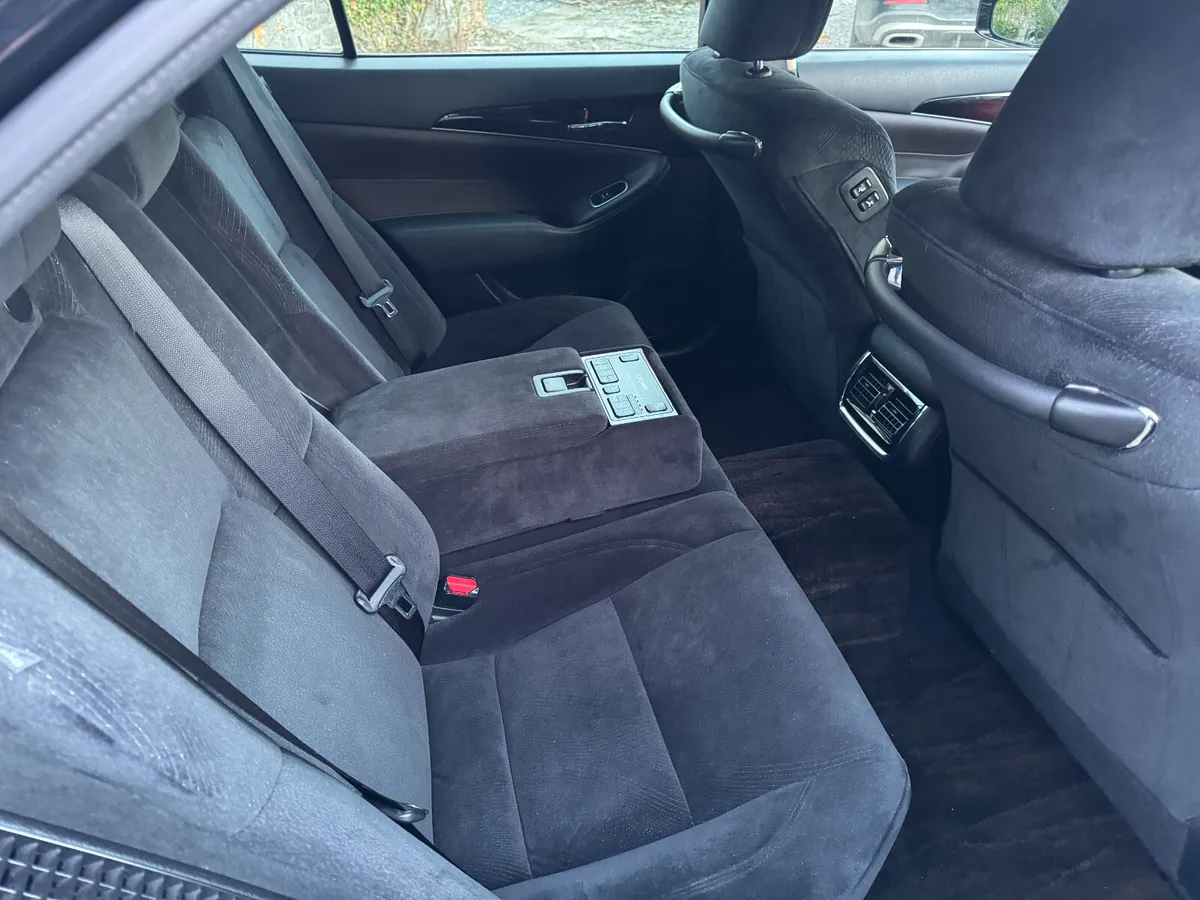 2016 Toyota Crown 2.5 Hybrid - Image 4