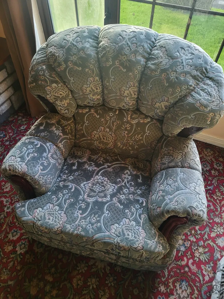 3 seater Couch and 2 chairs - Image 2