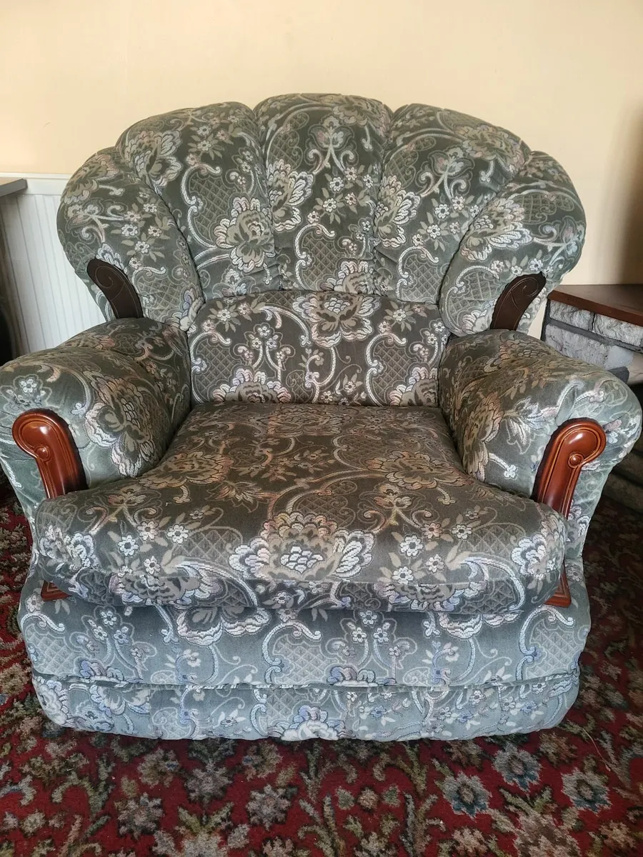 3 seater Couch and 2 chairs - Image 3