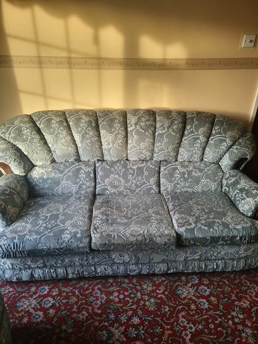 3 seater Couch and 2 chairs - Image 1