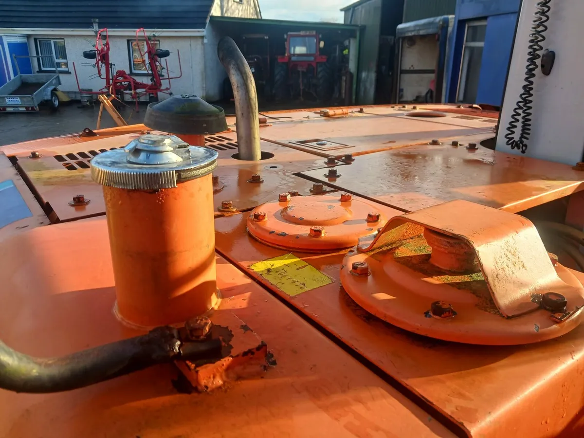 Hitachi EX60/2 Digger - Image 3