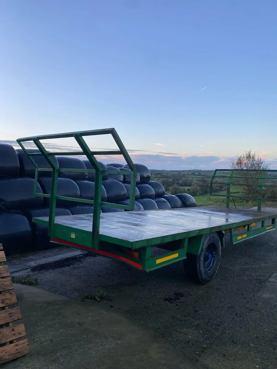 Bale trailer - Image 1
