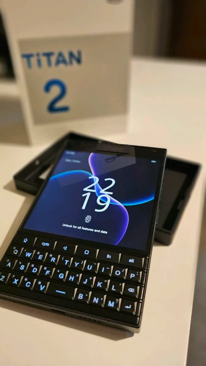 Titan 2 - The Latest 5G QWERTY Keyboard Smartphone - Image 4
