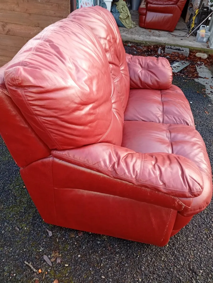leather sofa couch suite 2 and 3 seater red - Image 1
